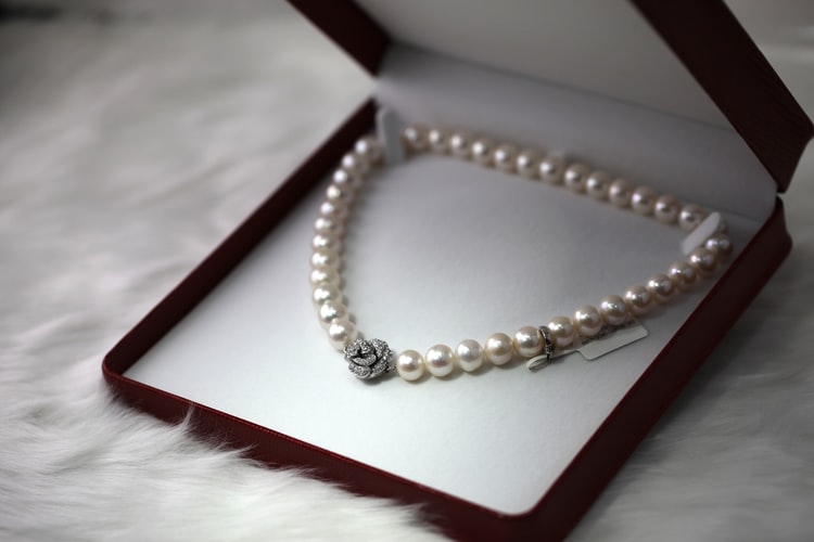 Artificial jewellery