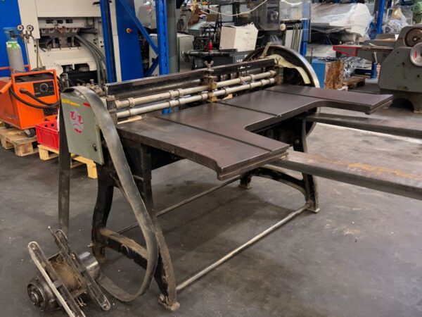Rotary board cutter