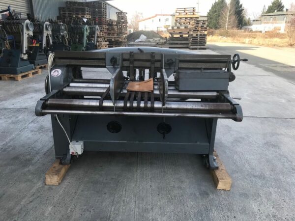 Rotary board cutter