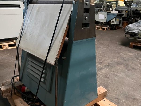 Case straightening machine