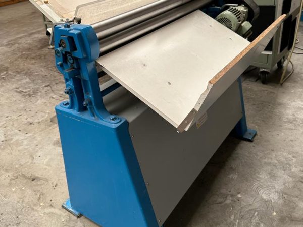 Case straightening machine
