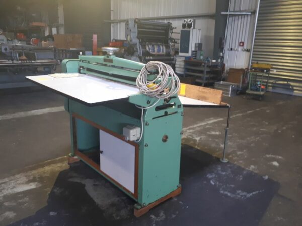Case straightening machine