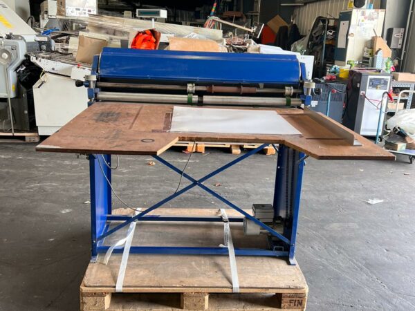 Case straightening machine