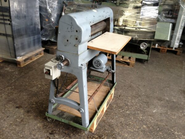 Case straightening machine