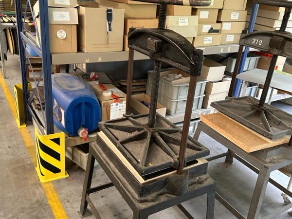 Manual book press