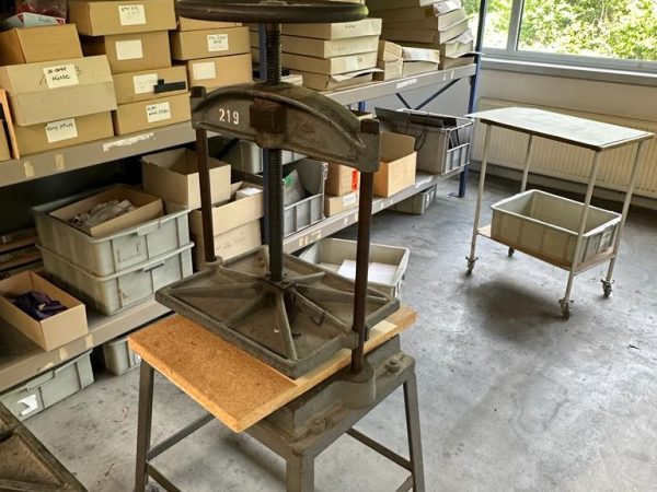 Manual book press