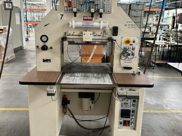 Diary production / automatic folding press machine