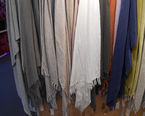 LINEN THROWS